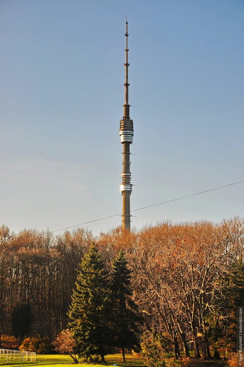 Ст останкино. Останкино ТВ Тауэр. Парк с планетами в Москве возле Останкинской башни. Ostankino Tower презентация на английском. Дом высотой 30 метров скрывает Останкинскую башню высотой 540 м.
