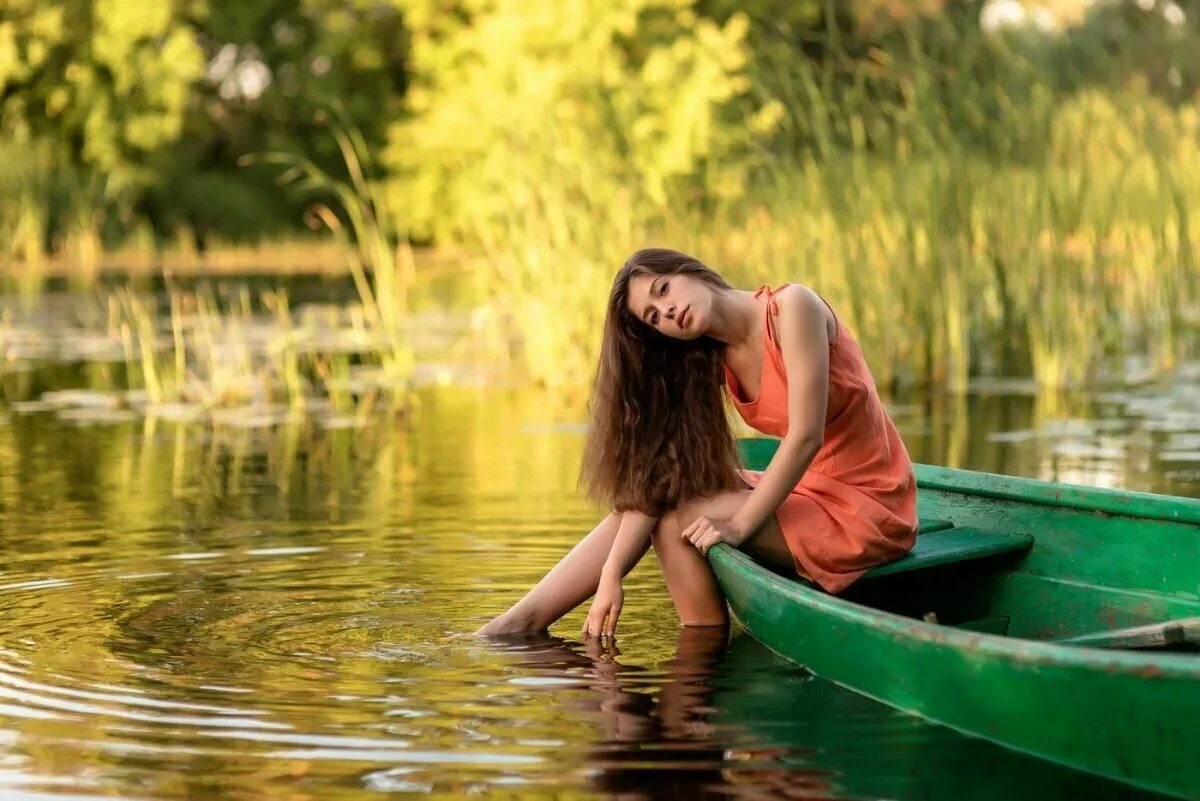 Фотосессия в лодке. Девочки на озере. Фотосессия на берегу реки девушки. Юные. Девушки в купальниках на реке.