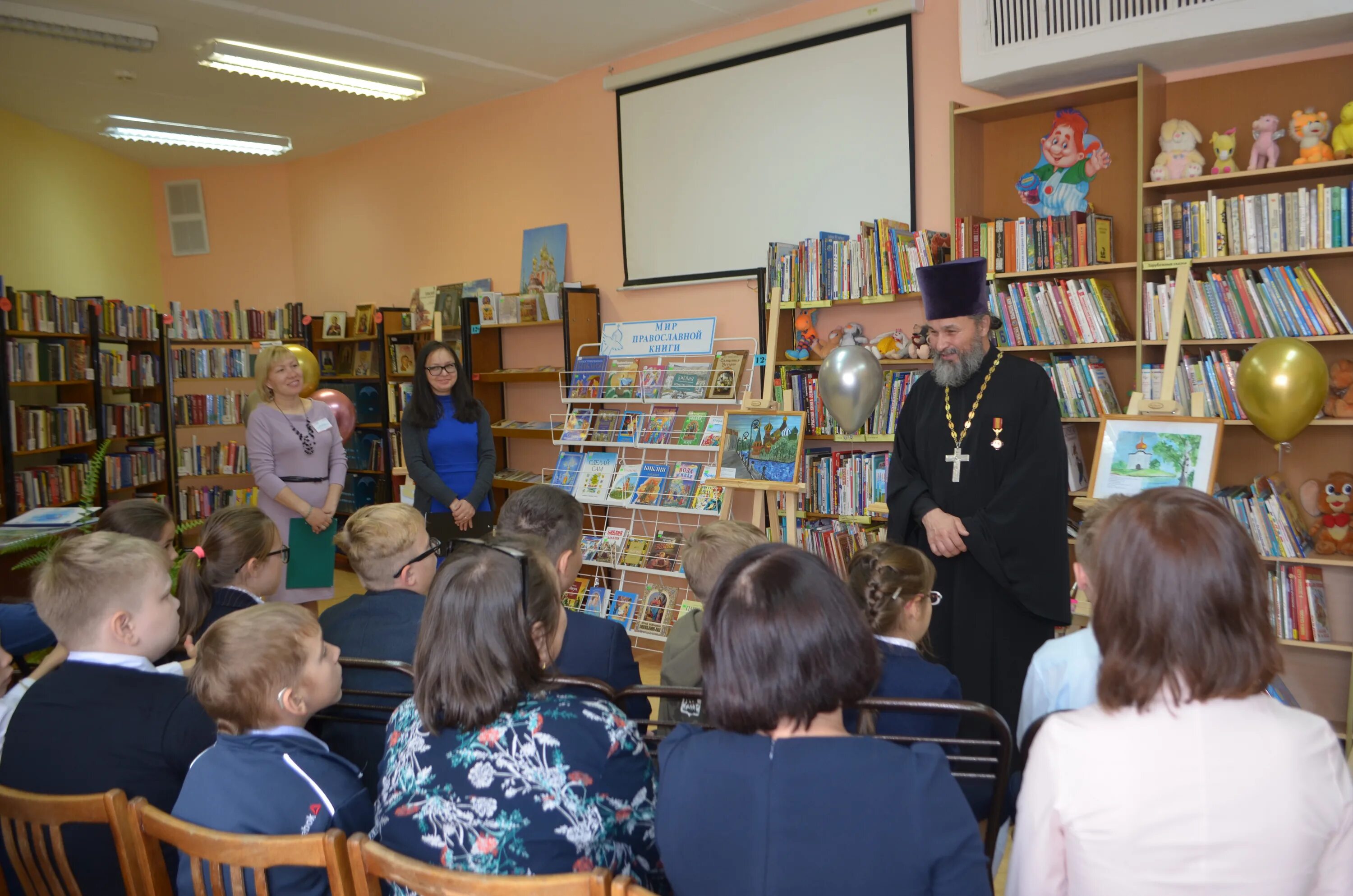 Библиотека центр духовный. Православная библиотека. Церковная библиотека. Христианская библиотека. Центр семейного чтения Чебоксары.