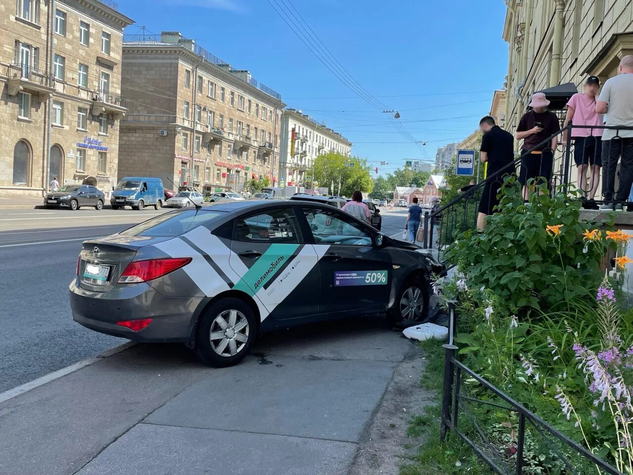 Парковка каршеринга на платных парковках спб. Санкт-Петербург каршеринг в Санкт-Петербурге. Делимобиль авария Санкт-Петербург каршеринг. Каршеринг припарковался.