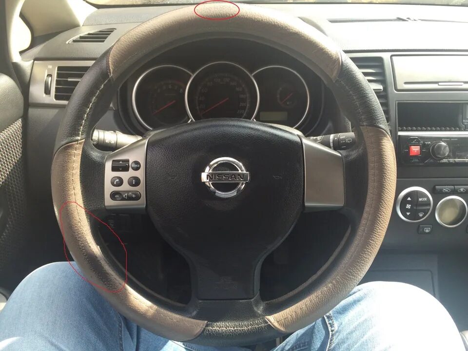Nissan note руль. Руль ниссан ноут е11. Руль ниссан ноут е11 кожаный. Оплетка руля ниссан ноут. Nissan note e-power оплетка на руль.
