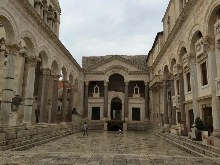 Дворец диоклетиана в сплите. Дворец диоклетиана хорватия. Дворец диоклетиана хорватия подземелье. Перистиль дворца диоклетиана. Город сплит дворец диоклетиана.