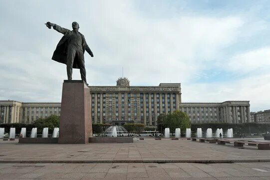 Московская площадь спб. Памятник ленину на московском проспекте. Метро московская памятник. Памятник ленину на московской площади в спб. Метро московская памятник.