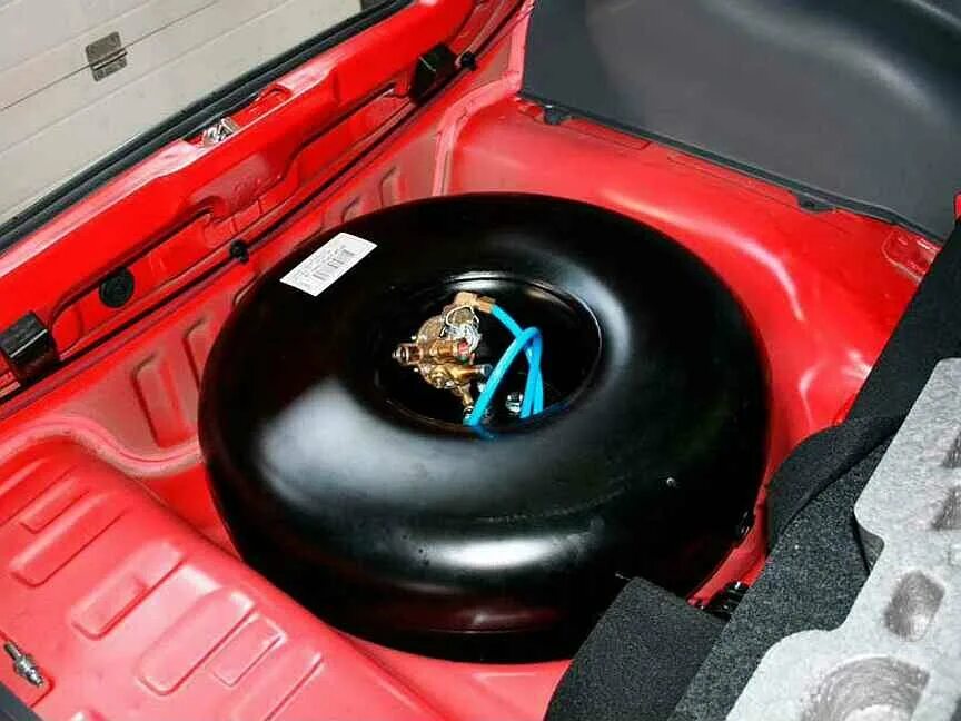 Газовый баллон для автомобиля. Газобаллонное оборудование. Газ метан на ваз 2112 баллон. Гбо метан 4 поколения. Баллон пропан chevrolet niva.