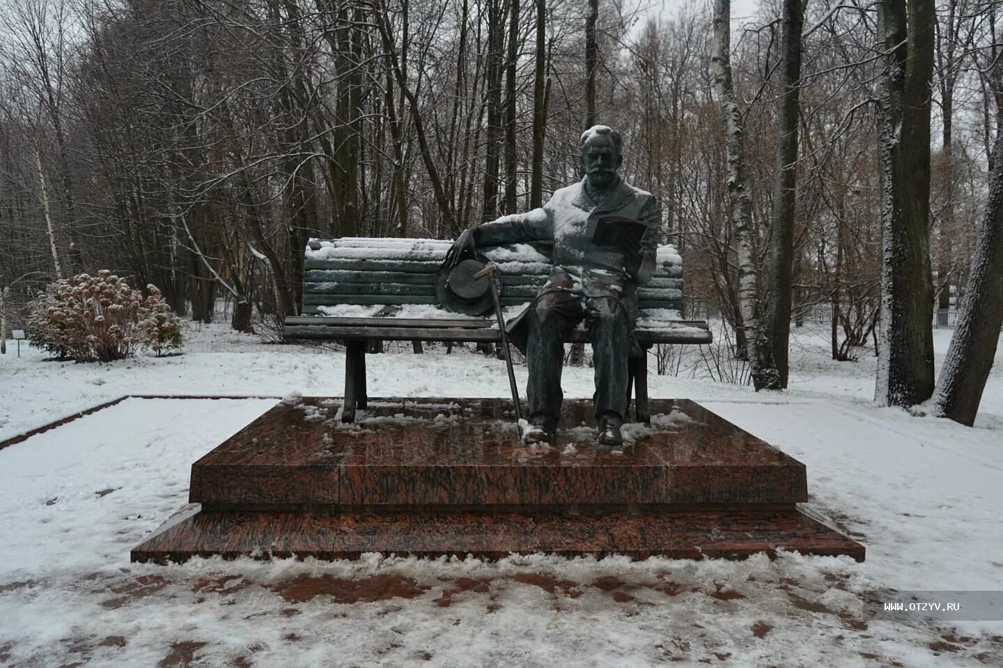 Клин московская область погода на 14 дней. Памятник Чайковскому в Клину. Красивые памятники с бюстом. Памятник Чайковскому ограда. Памятник бюст на могилу.