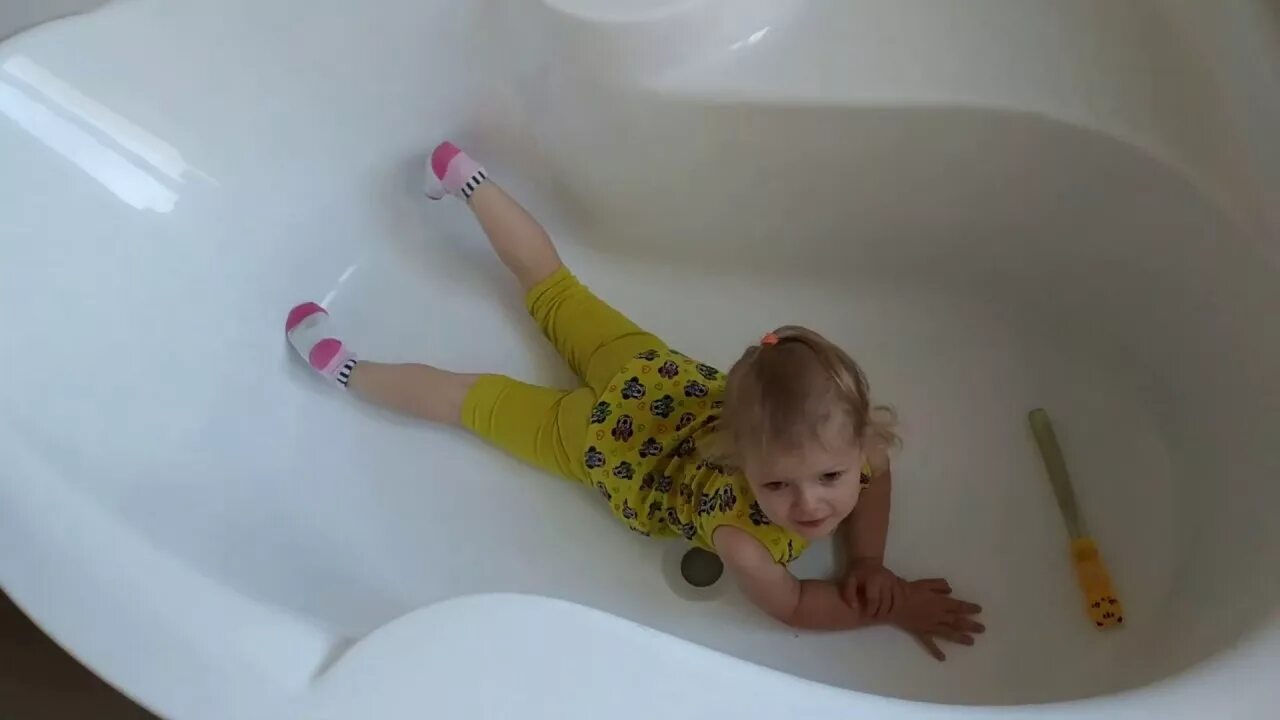 Обзор ванной видео. Дочка в ванне. Джакузи в ванной комнате. Купание девочек в ванной. Обзор ванной видео.