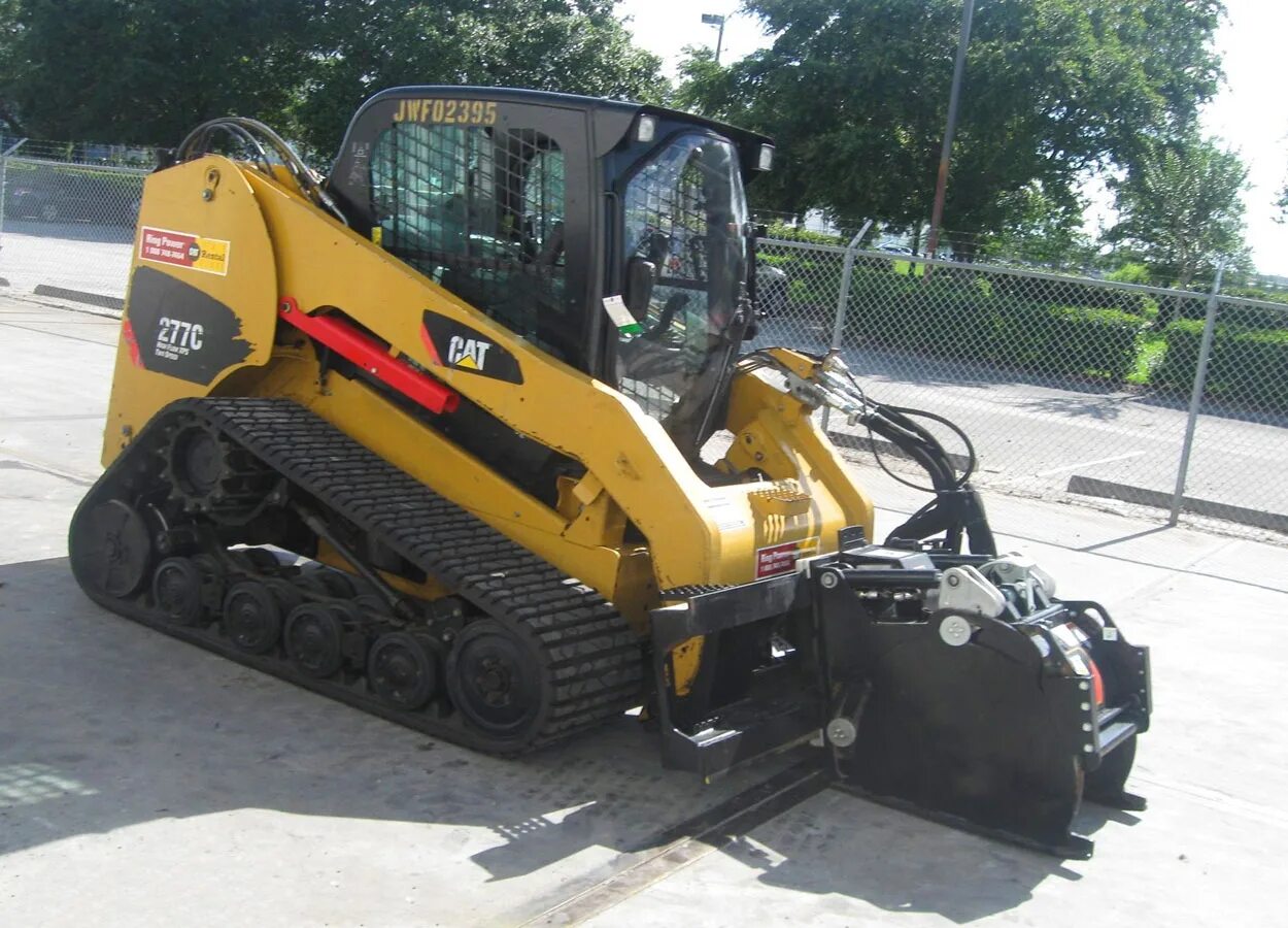 Погрузчик сат 257b. Гусеничный мини погрузчик Caterpillar. Caterpillar 277c. Мини погрузчик Катерпиллер на гусеницах. Фреза на мини погрузчик