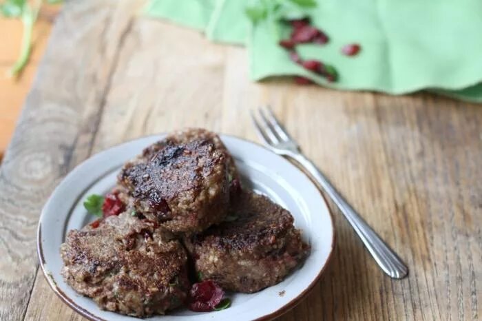 Котлеты из фарша кухня наизнанку. Котлеты из печени говяжьей. биточки печеночные. печеночные котлеты с рисом. печень говяжья с рисом котлеты.