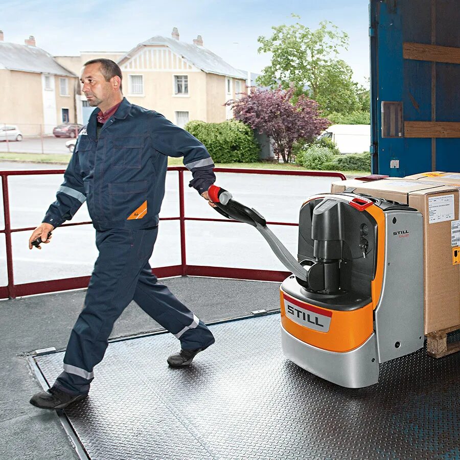 Погрузочная техника для склада. Контейнерный перегружатель kalmar. Контейнерный погрузчик ричстакер. Кат 30 вилочный погрузчик. Электротележки для склада.