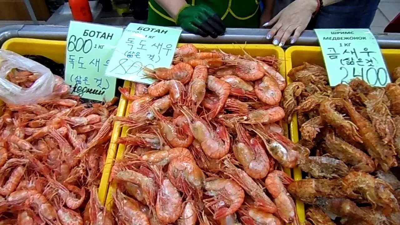 Купить рыбу во владивостоке. Владивосток рынок морепродуктов. Рыбный рынок Владивосток. Рыбный рынок Владивосток Крабы. Владивосток рыбный рынок морепродуктов.