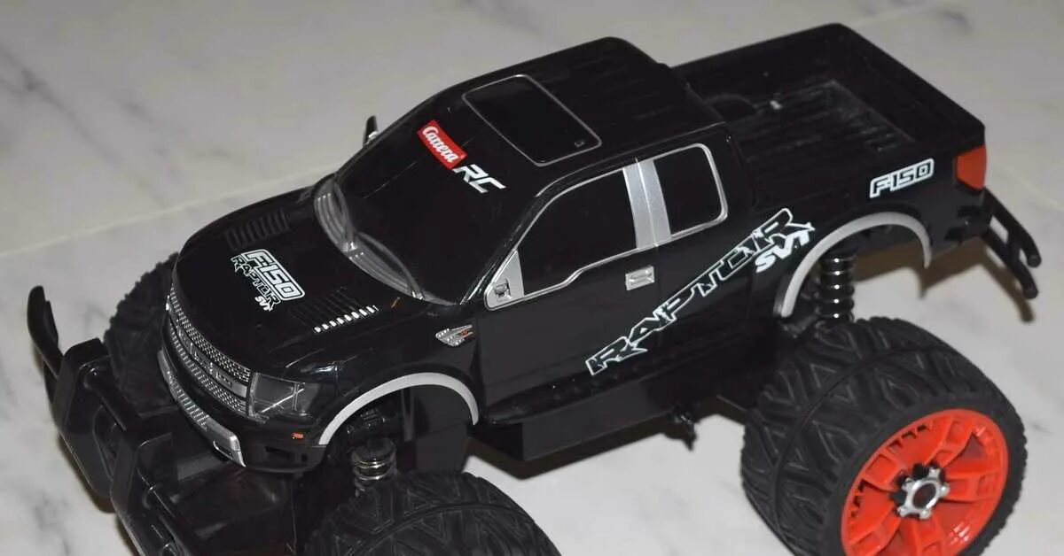 Ремонт радиоуправление. Carrera RC машинка. Радиоуправляемые машины Carrera 2015 года. Ford Raptor машинка на пульте управления. Починка машинок на пульте управления.