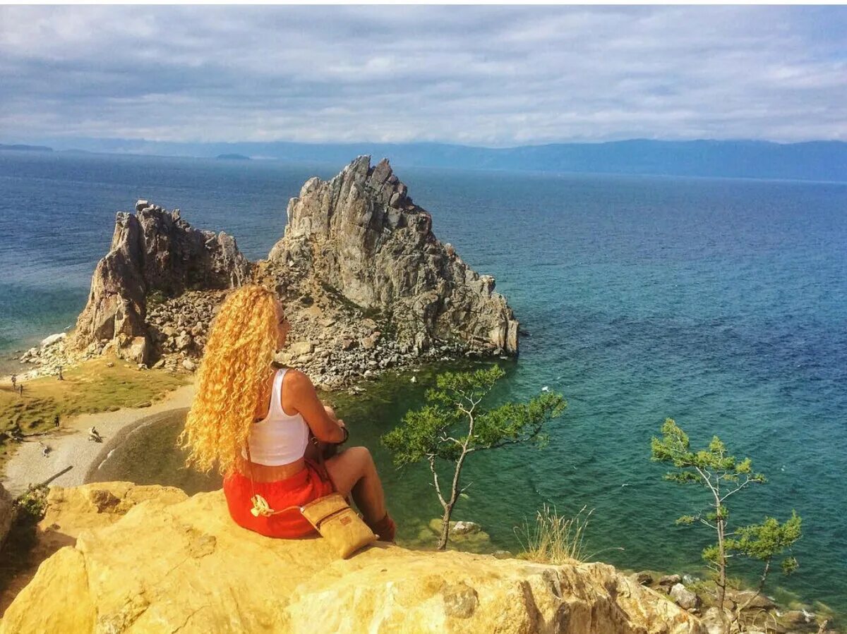 На горе шаманка. Остров ольхон шаманы. Скала шаманка на байкале. Гора шаманка ольхон. На горе шаманка.
