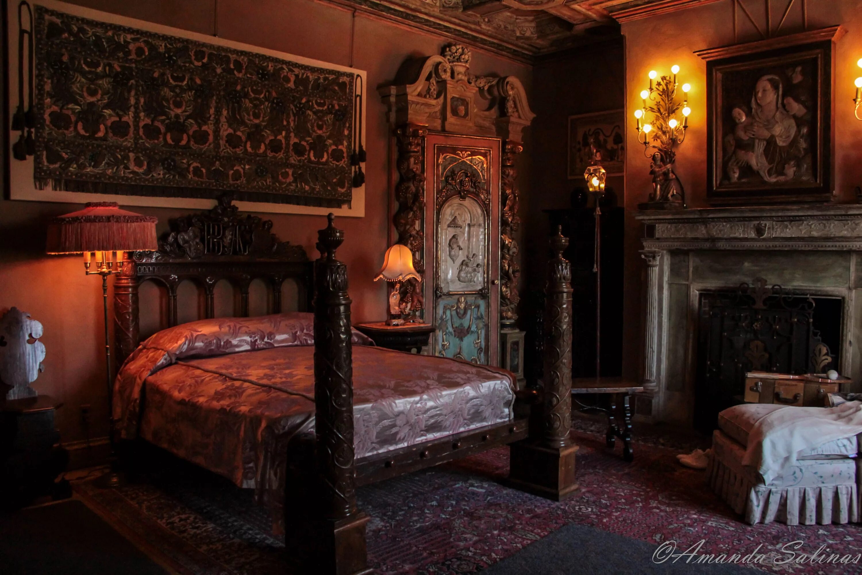 Old bedroom. Особняк Тюдор Готика. Особняк Тюдор Готика интерьер. Интерьер королевских покоев замка Тауэр.