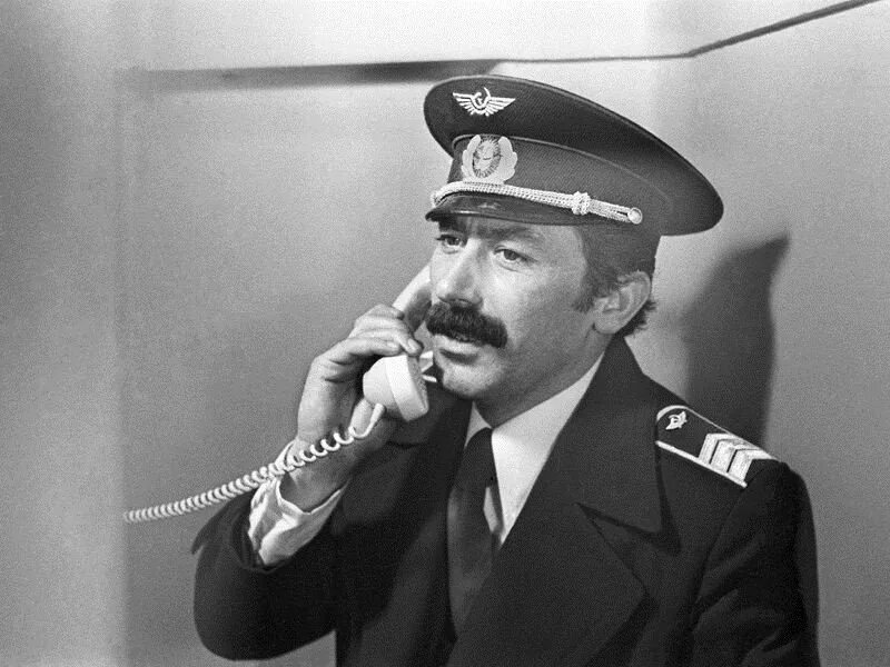 Мимино рецензия на фильм. Фильм георгия данелия мимино. Вахта́нг константи́нович кикаби́дзе. Летчик по прозвищу мимино 6 букв. Вахтанг кикабидзе молодой мимино.