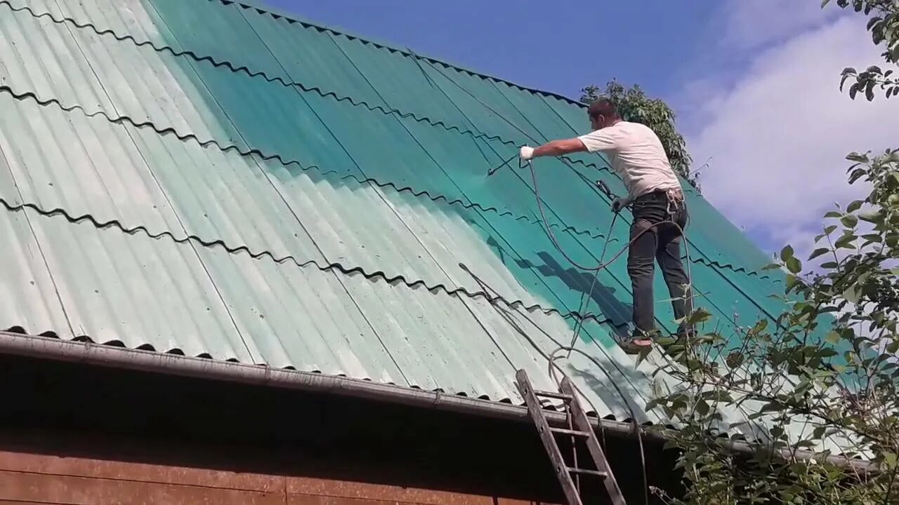 Какой краской можно покрасить шифер. Покраска кровли. кровля из шифера. крашеный шифер на крыше.