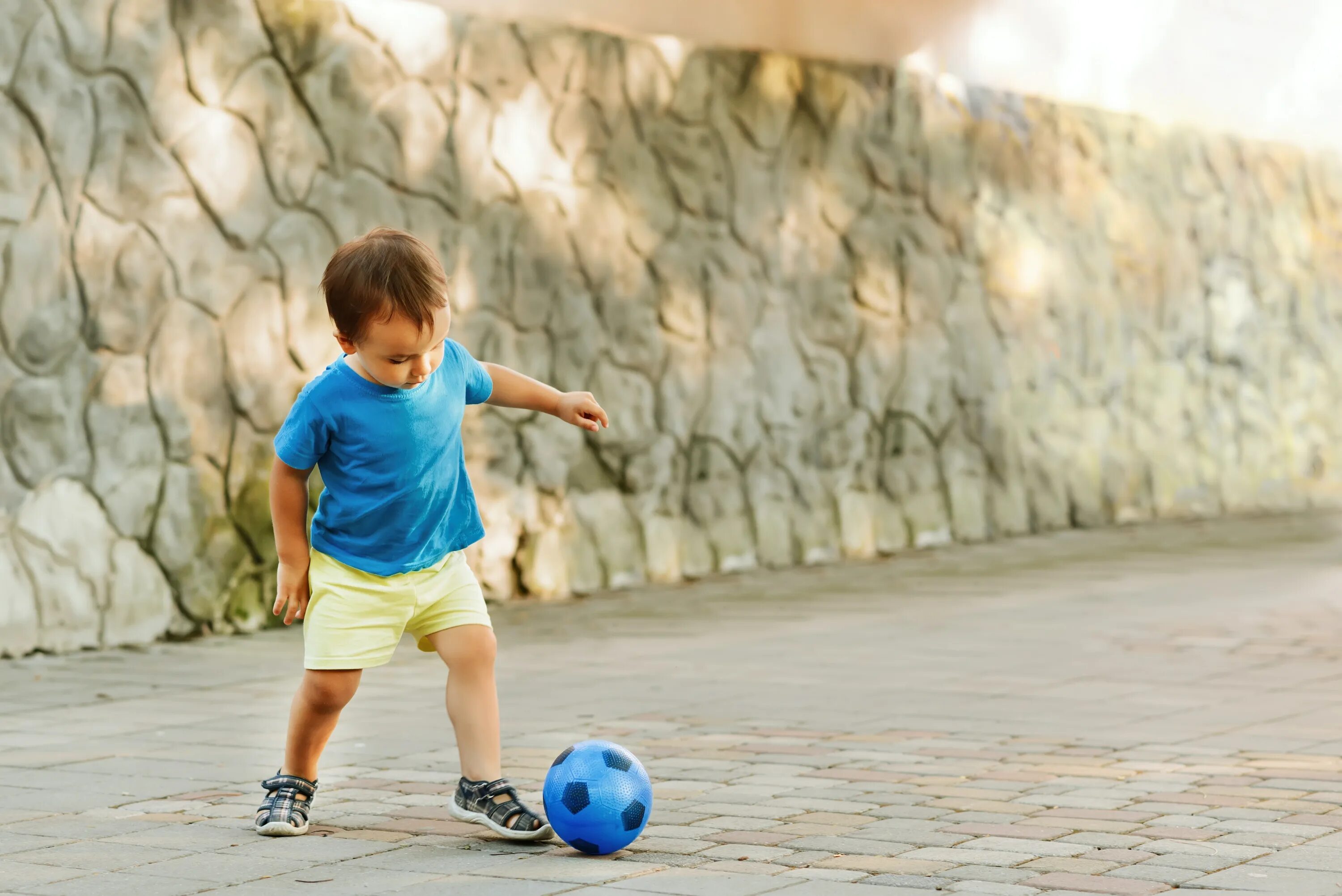 Little player. Футбол Шортс. Baby boy футбол. Nino jalandosela. Boy playing Football.