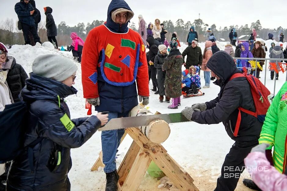 Масленица на озере долгом 2024. Чучело на Масленицу. Сожжение чучела на Масленицу. Что сжигают на Масленицу. Пугало на Масленицу.