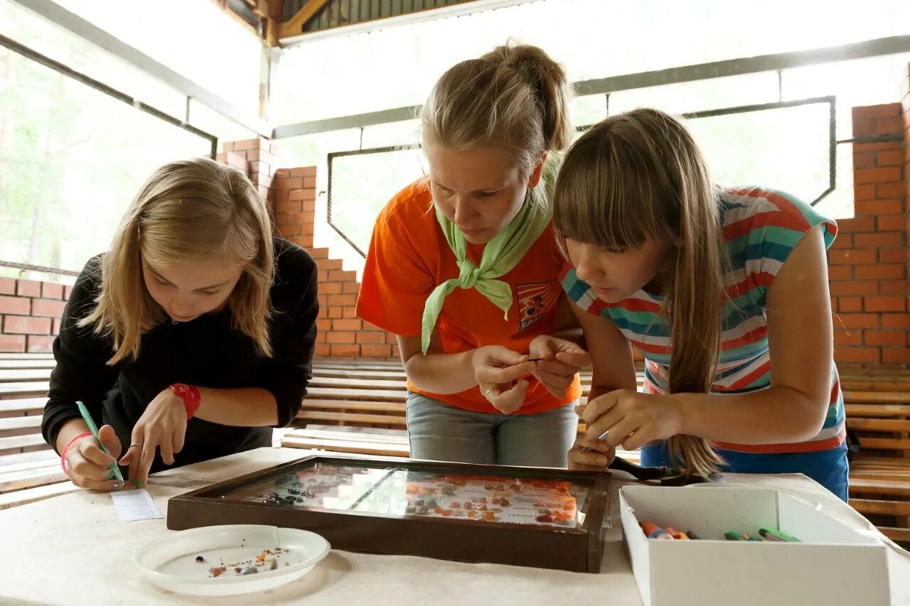 Экскурсия в лес для дошкольников. Экскурсия в музее. Дети на экскурсии. Дети на экскурсии. Ученики в музее.