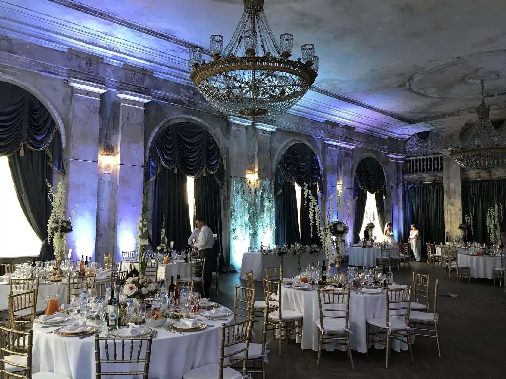 Юсуповский дворец в санкт-петербурге. Мраморный зал в стрельне. Замок балморал бальный зал. Константиновский дворец санкт-петербург внутри. Меншиковский дворец белый бальный зал.