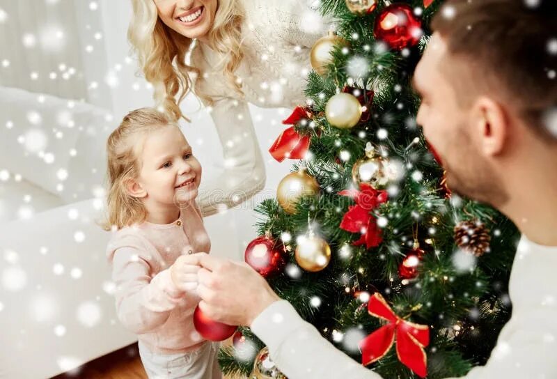 Новогоднее селфи. Дочка дарит папе подарок фото. Отцу на новый год. Наряжаем елку. Новогодняя фотосессия папа и дочка.