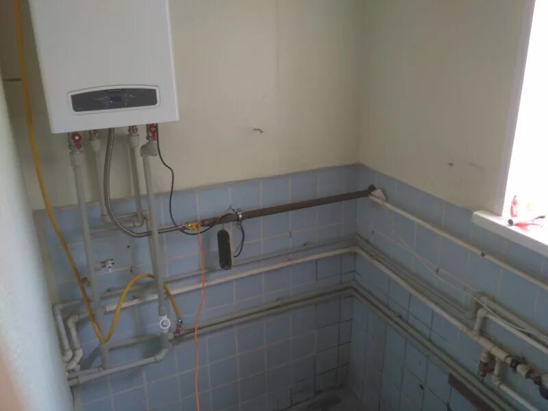 Замена старого котла на новый в частном доме. Замена котла в доме. Старые газовые котлы двухконтурные. Замена газового котла на новый. Газовый котел.