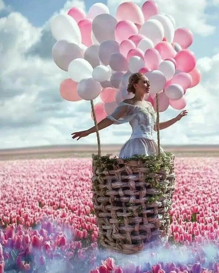 Девушка с цветами и шариками. Девушка с воздушными шарами. Воздушное настроение. Воздушный шар “для девушки”.