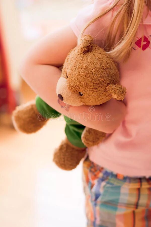 Плюшевый мишка. Девочка с медвежонком. Девушка с плюшевым медведем. Девочка ее мишка. Девушка с игрушкой.