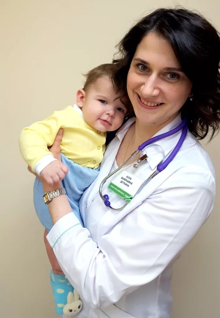 Ребенок на приеме у врача. Медицина дети. Детский врач педиатр. Педиатр семейная. Врач педиатр.