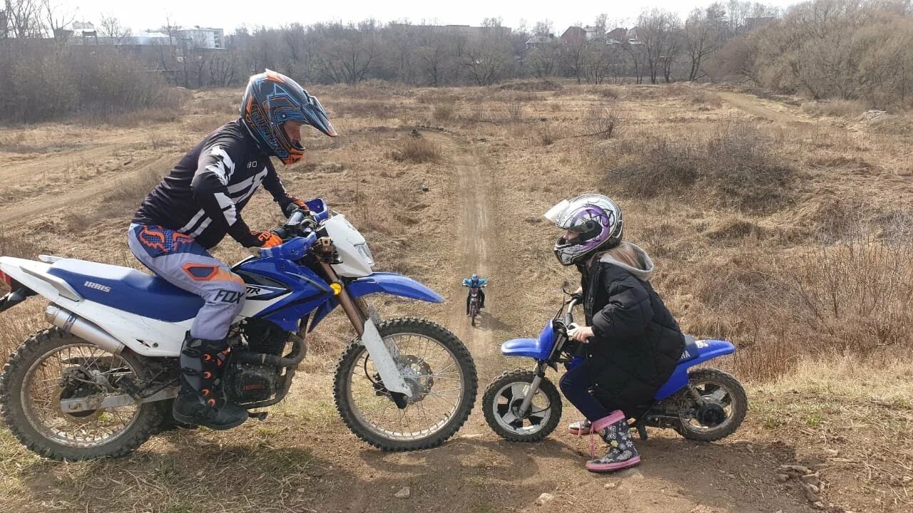 Можно ли кататься на питбайке в 14. Питбайки для семьи. кроссовая мини трасса. на питбайке по дороге. дети на питбайке видео.
