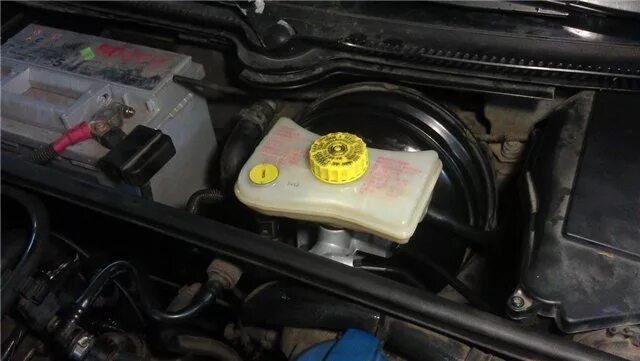 Бачок тормозной жидкости - Audi A4 (B5), 2,6 л, 1995 года своими руками DRIVE2