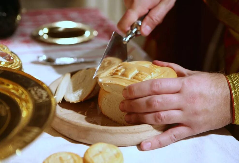 Можно ли кушать в церкви. Кухня в монастыре. Соборование великий пост фома. Елеосвящение соборование 7 священников. Афонские монахи.