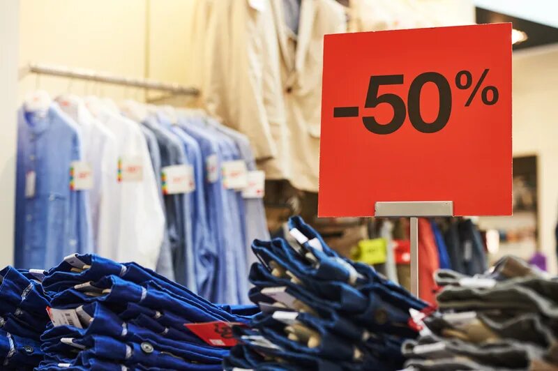 Чистый дисконт. Мерчендайзинг дисконт одежды. sales in shop. big sale shop clothes. clothes in &quot;action&quot; discount store.