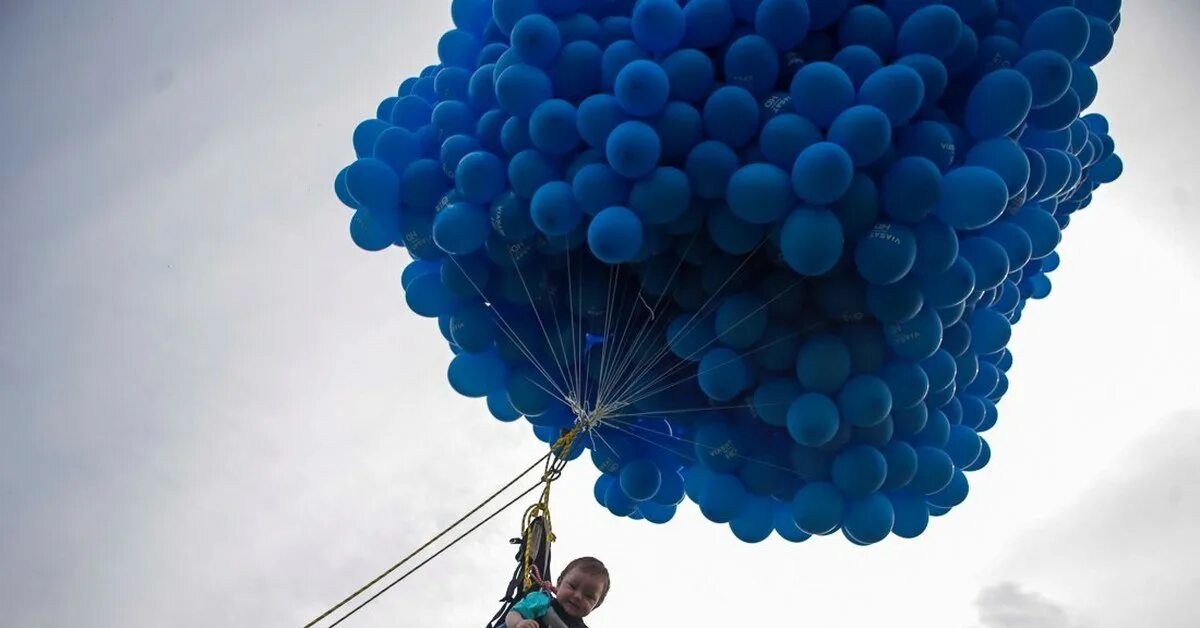 Выпускать в небо воздушные шары с гелием. Воздушный парашют. Воздушный шар прикол. Полет на воздушных шариках с гелием. Воздушный шар поднимает.
