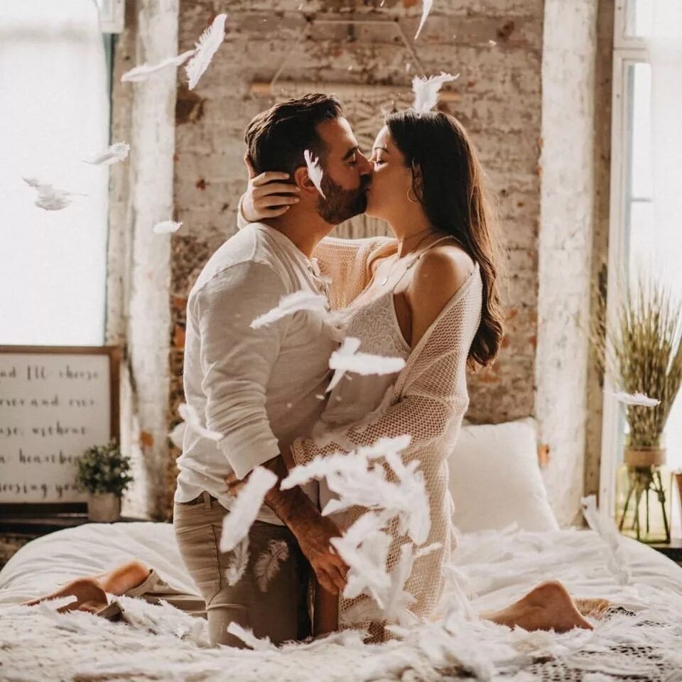 свечи для романтического вечера. пара в солнечных лучах. нежные отношения. нежный мужчина. нежно красиво романтично.