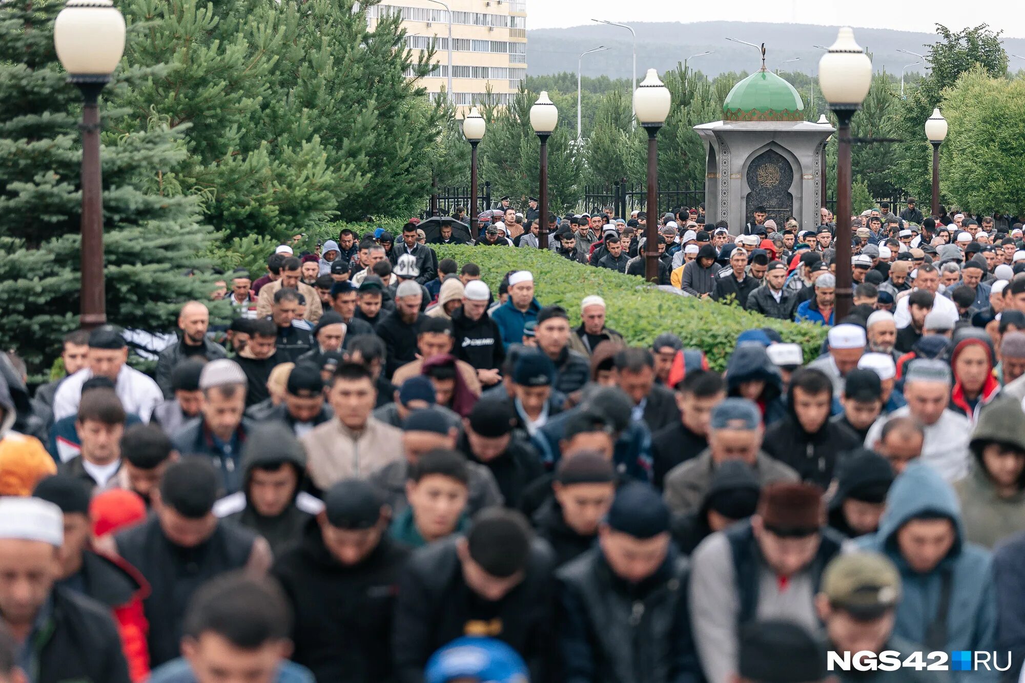 Курбан-байрам 2023 Кемерово. Мусульманин молится. Мусульманка Курбан байрам. Курбан 2023 Курбан байрам.