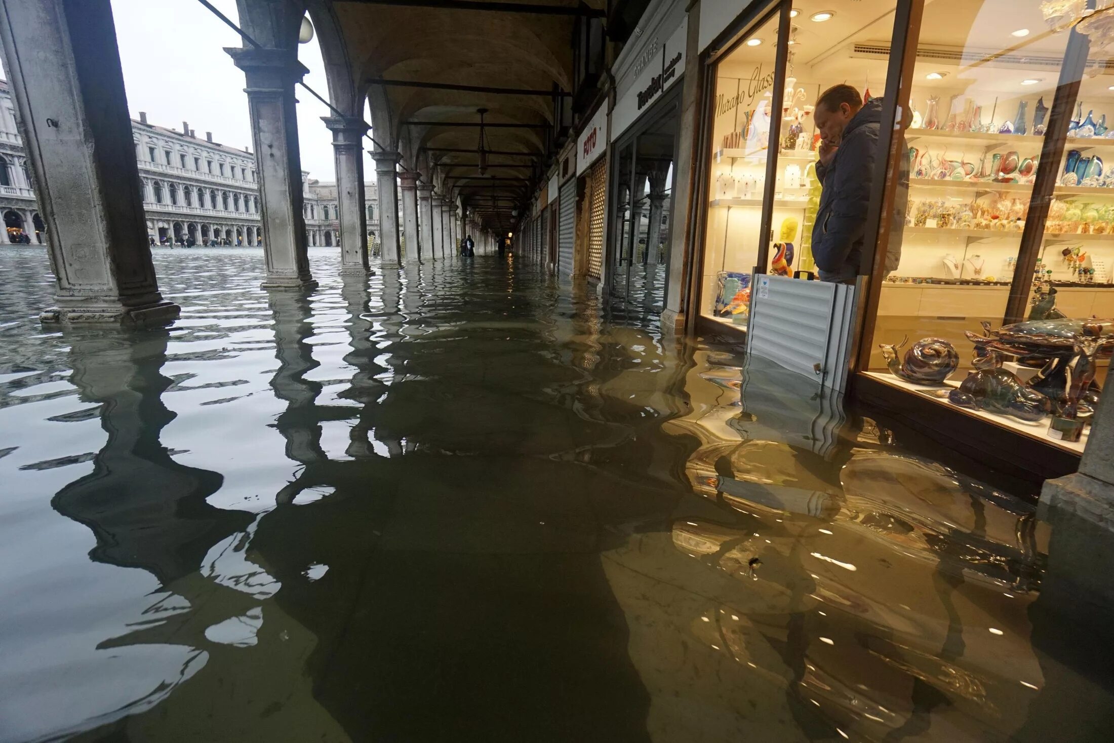 Где затопило город. Площадь Сан Марко в Венеции затопило. Венеция Сан Марко наводнение 2019. Потоп в Венеции 2019. Венеция затонет.