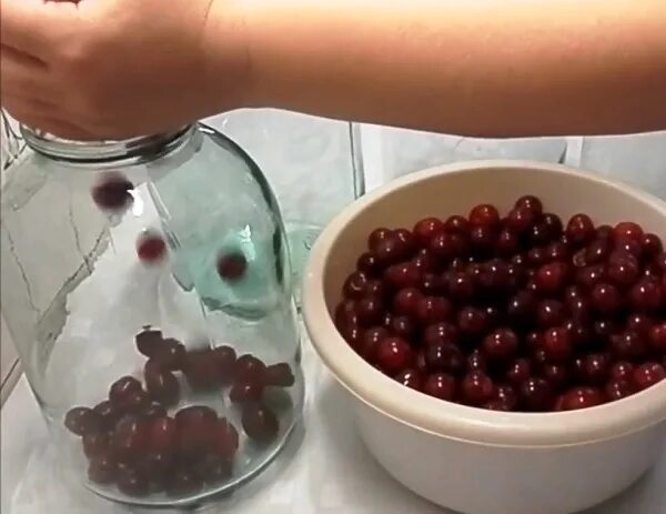 Сколько сахара надо на компот из вишни. Компот из вишни. компот из вишни с косточками. варенье и компот из вишни. компот из вишни в банке.