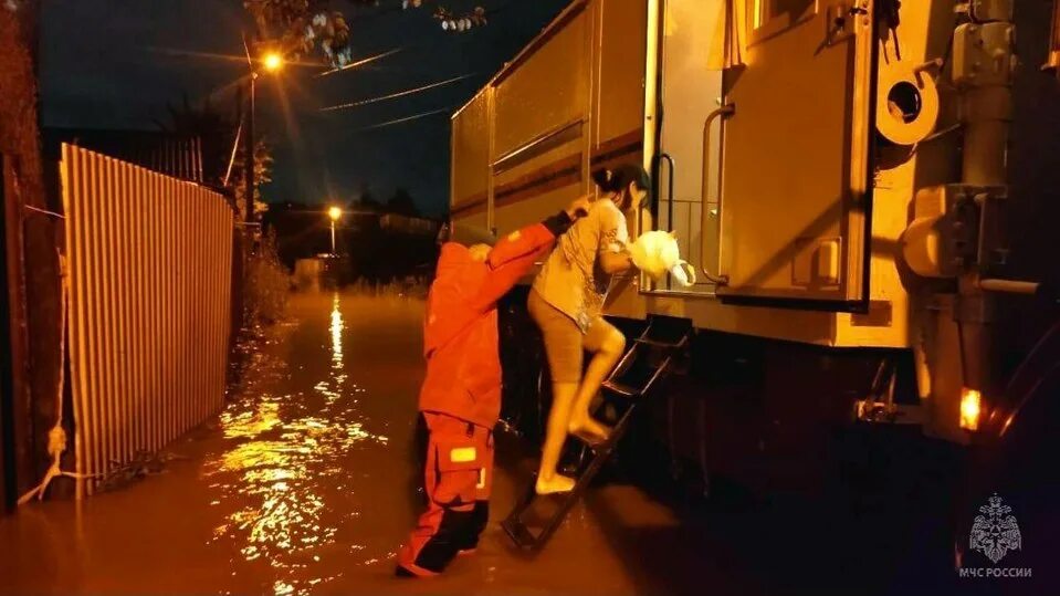 Дом попал в зону подтопления. Потоп Южно Сахалинск 2023. Южно-Сахалинск наводнение 2009. Циклон последствия.