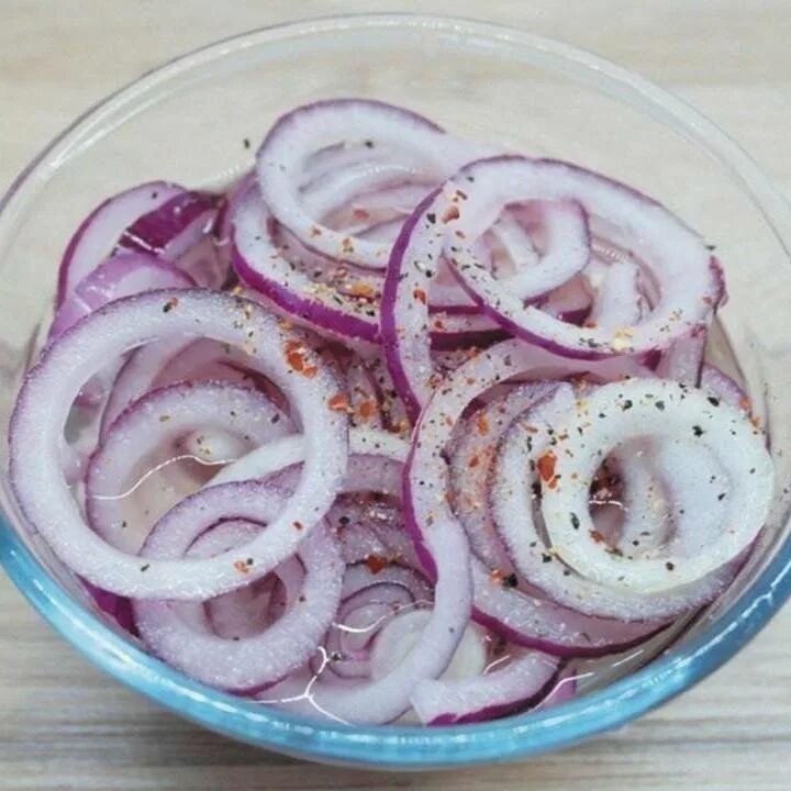 Мариновать лук в уксусе быстрый рецепт как. Маринованный лук. репчатый лук для маринада. уксус с репчатым луком. маринованный лук к шашлыку с уксусом.