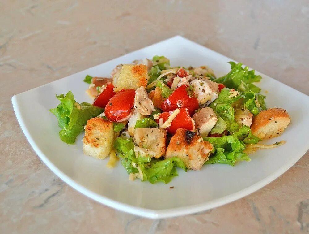 Курица с салатом фото. Цезарь классический Цезарь классический. Salat Цезарь. Оливье Цезарь. Цезарь с курицей.