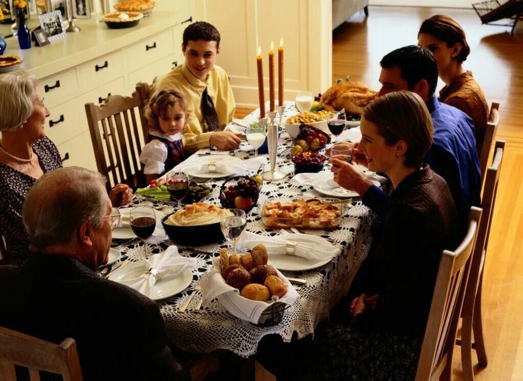 Воскресная традиция. Семейное застолье. Семья за столом. Семья за праздничным столом. Семейный ужин.