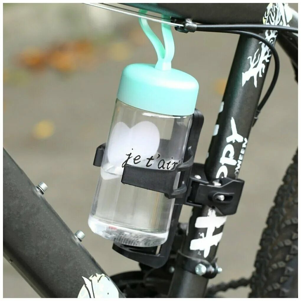 Держатель для бутылки на велосипед. Крепеж для бутылки на велосипед. Держатель для бутылочки на велосипед. Держательбутвлки велосипедны. Бутылочка для велосипеда с креплением.