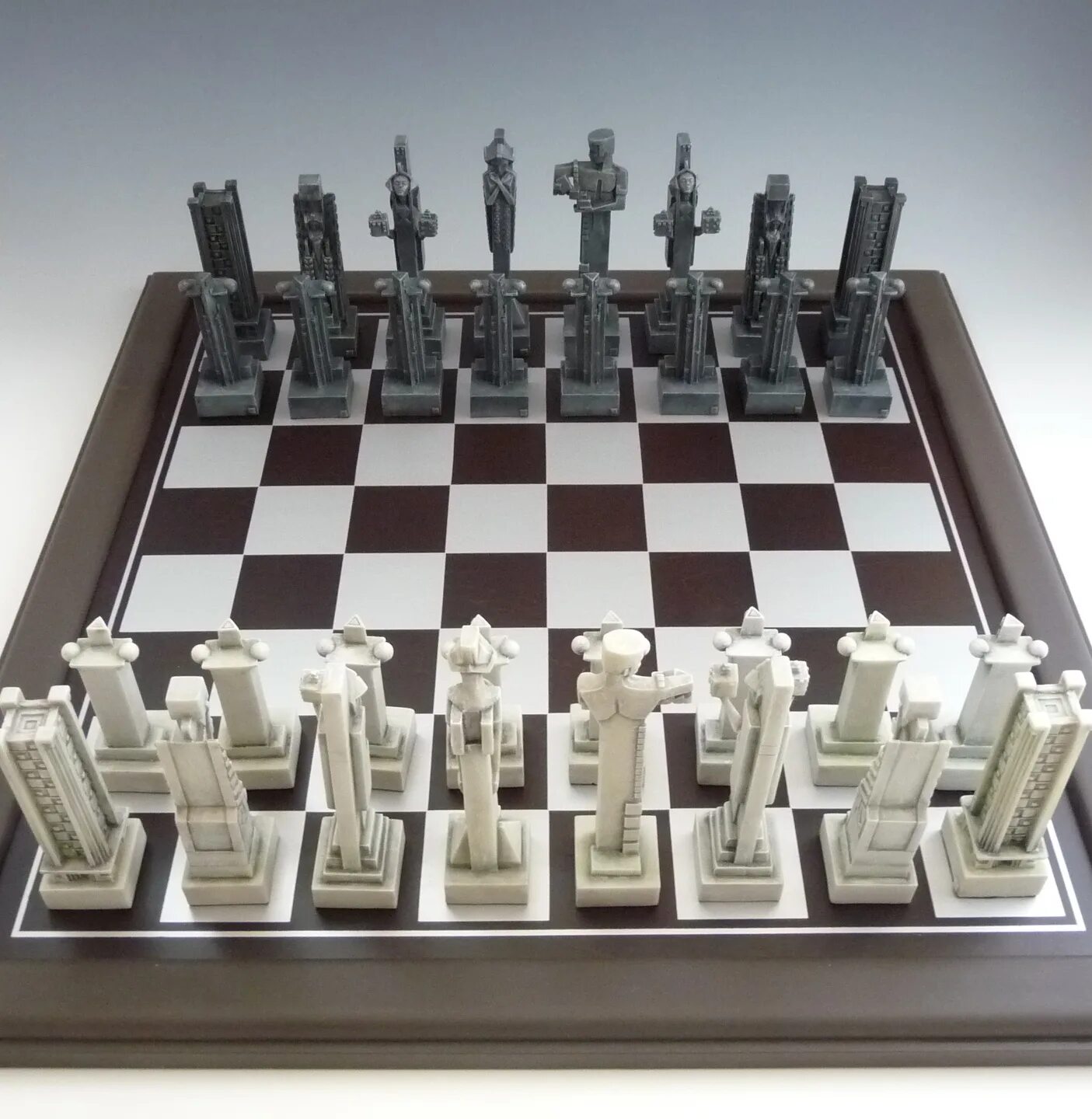 На шахматной доске 5 белых фигур. Необычные шахматные фигуры. Шахматная доска. Шахматная доска с фигурками.