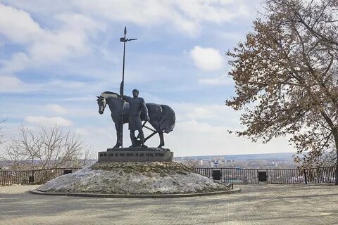 Памятник первопоселенец