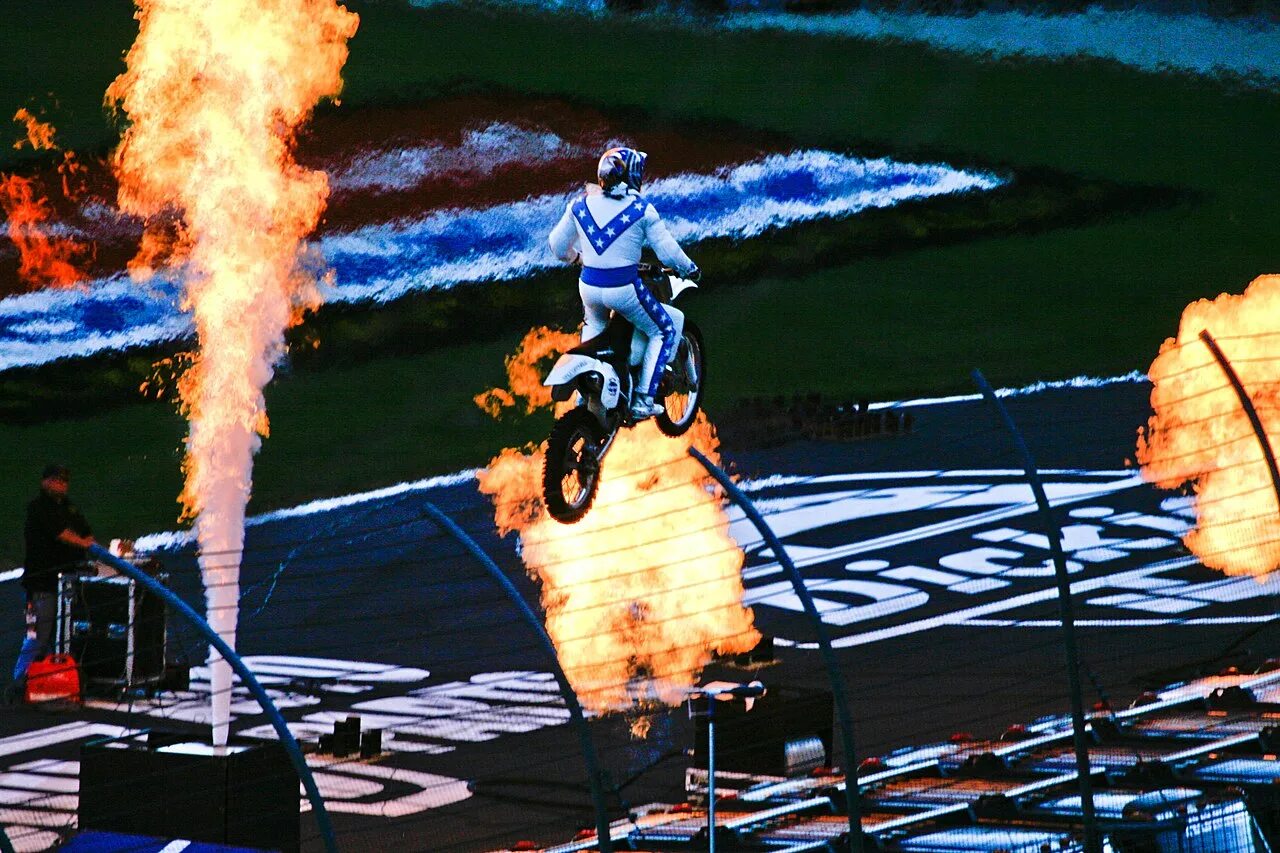 Каскадер википедия. Ивел книвел каскадер. robbie knievel. трюки на мотоциклах. профессия каскадер.
