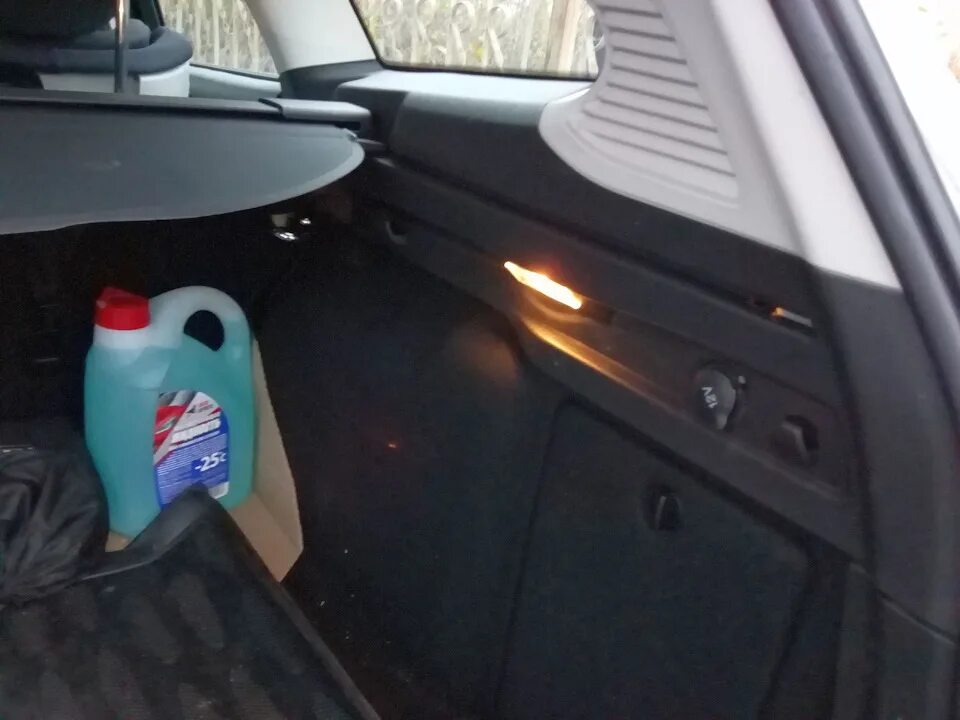 Дополнительная розетка в багажник Форд Фокус 3 универсал - Ford Focus III Wagon,