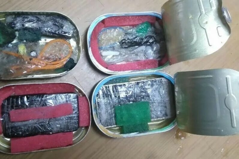 Запрещенные личные вещи. Запрещенные предметы в тюрьме. запрещенные к передаче предметы в сизо. хранение запрещенных предметов осужденными. запрещенные предметы в консервах.