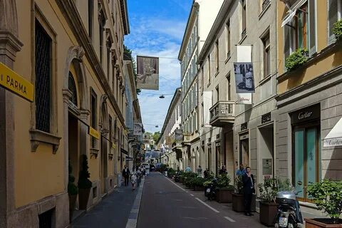 File:View north along Via Gesù, Milan.jpg - Wikipedia.