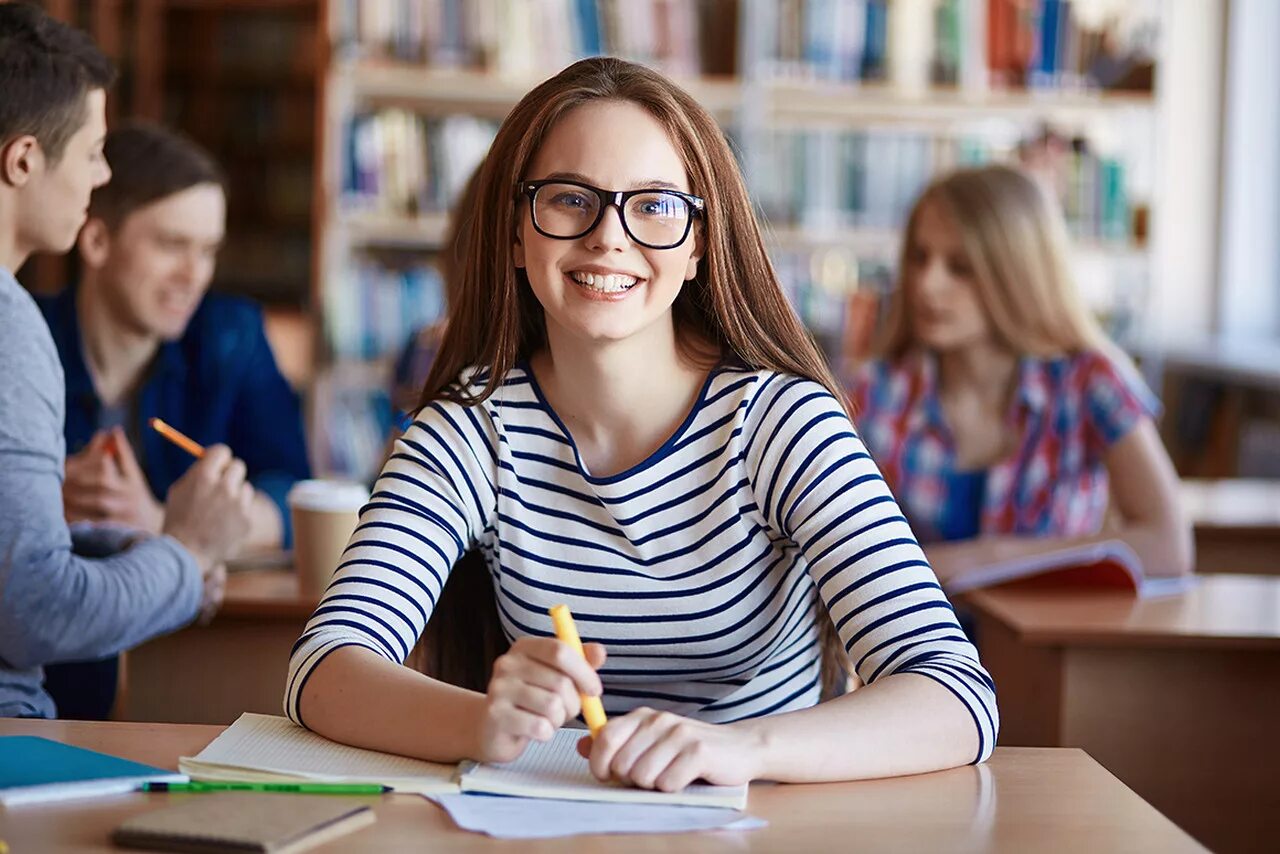 Imagine student. Подростки в школе. Подростки учеба. Ученик студент. Студент за учебой.