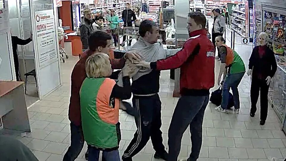 Воришка в магазине. Ловите вора любовь успенская. Девушка грабим магазина. Mellstroy яна мэл. Воровство в магазине.